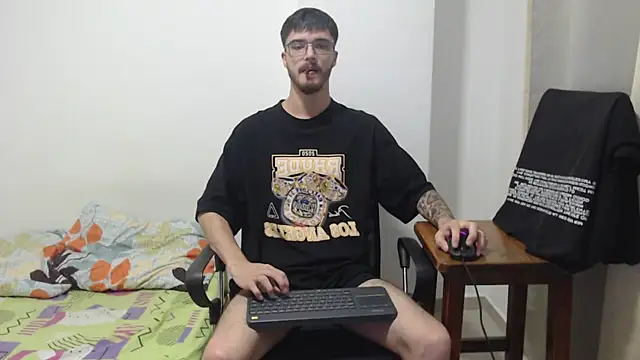 Snapshot of Aleex_Miller chatting on November 19, 2025, 1:05 am Aleex Miller online show from November 19, 2025, 1:05 am