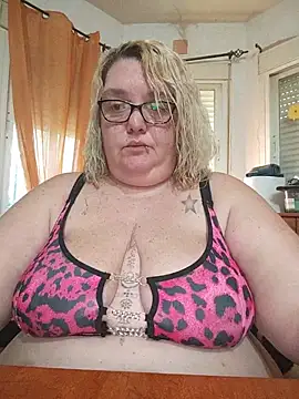 diosacurvy1984 online show from May 12, 2026, 4:35 pm