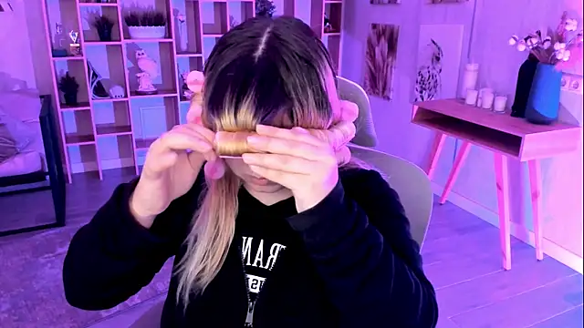 DiaAngell online show from November 8, 2025, 7:50 pm