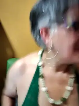 ilonna2025 online show from February 12, 2026, 9:14 pm