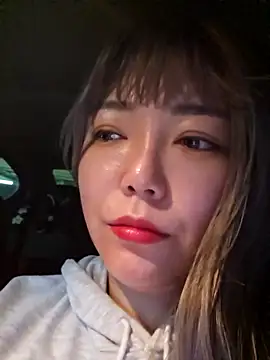 lunahong28 online show from February 28, 2025, 7:58 am