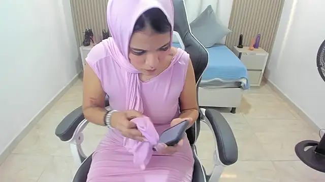 Snapshot of Zulema_hamdi chatting on November 18, 2025, 12:08 pm Zulema hamdi online show from November 18, 2025, 12:08 pm