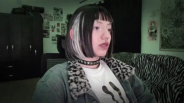 Snapshot of roxy_toxic chatting on June 18, 2026, 12:53 am roxy toxic online show from June 18, 2026, 12:53 am