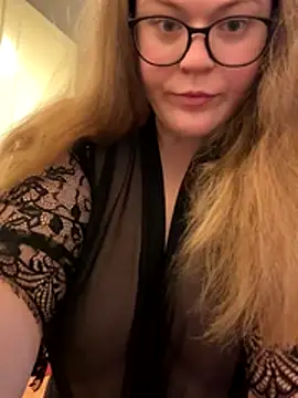 Snapshot of EveBaker04 chatting on November 4, 2025, 4:11 pm EveBaker04 online show from November 4, 2025, 4:11 pm