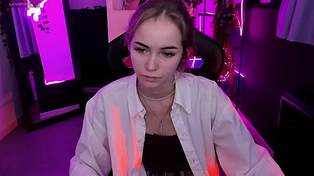 DakotaaJohnnson online show from November 4, 2025, 8:29 am