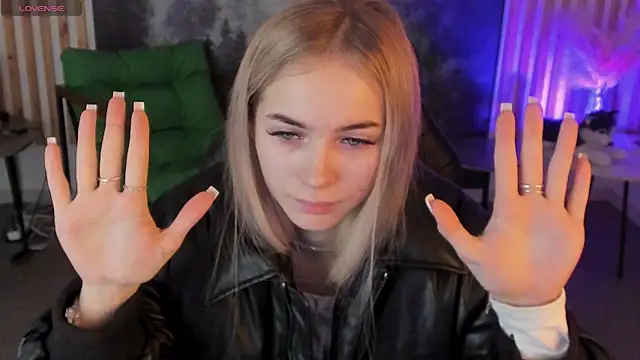 DakotaaJohnnson online show from November 6, 2025, 9:13 am