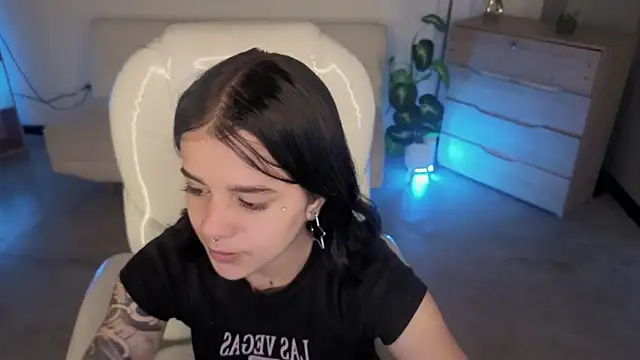 Nicole Foxx  online show from December 19, 2025, 7:38 pm