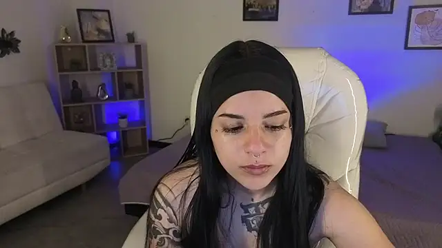 Nicole Foxx  online show from October 13, 2025, 7:37 pm