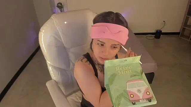 Nicole Foxx  online show from September 26, 2025, 7:54 pm