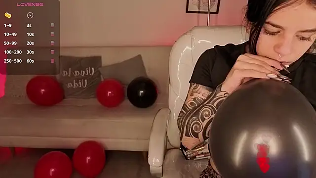 Nicole Foxx  online show from March 27, 2026, 8:10 pm