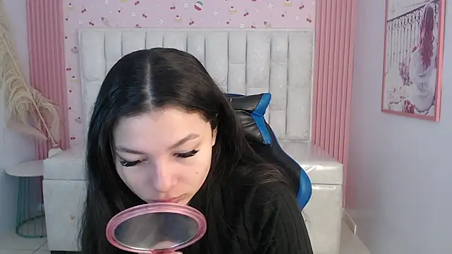 Snapshot of shalon_diaz_s chatting on December 15, 2025, 1:06 pm shalon diaz s online show from December 15, 2025, 1:06 pm