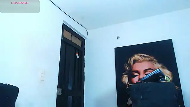 Snapshot of licy_blonde_hot chatting on November 26, 2025, 1:05 am licy blonde hot online show from November 26, 2025, 1:05 am