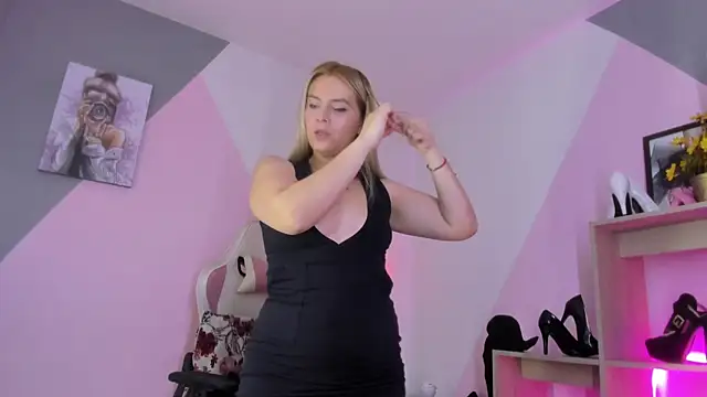 Snapshot of RayaCarr_ chatting on October 22, 2025, 1:43 pm RayaCarr online show from October 22, 2025, 1:43 pm