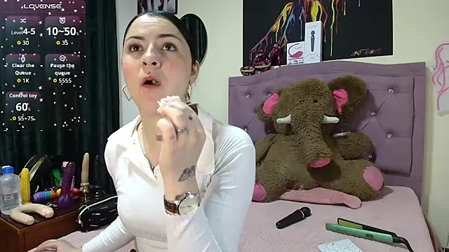 Snapshot of Emmie_Hot chatting on October 21, 2025, 12:04 pm Emmie Hot online show from October 21, 2025, 12:04 pm