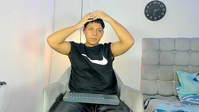 Tylerdrdn online show from November 15, 2025, 5:44 am