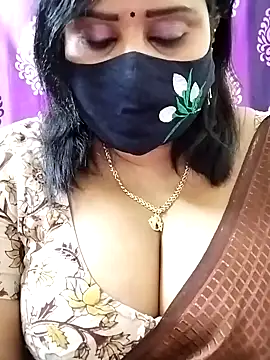 Snapshot of Queenflowerr chatting on October 28, 2025, 5:45 pm Queenflowerr online show from October 28, 2025, 5:45 pm