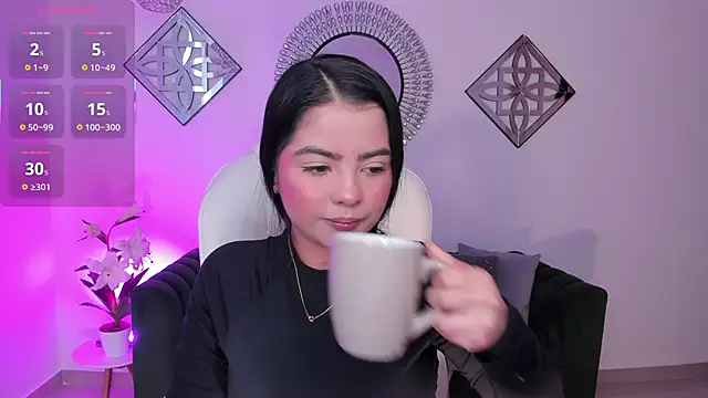 Snapshot of Layla_Breezee chatting on December 15, 2025, 12:33 pm Layla Breezee online show from December 15, 2025, 12:33 pm