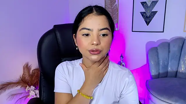 Layla Breezee online show from April 21, 2026, 11:06 am