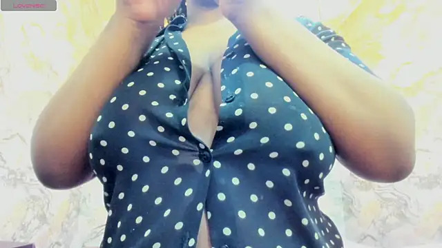 Snapshot of nefertiti_ebony chatting on December 2, 2025, 7:10 am nefertiti ebony online show from December 2, 2025, 7:10 am