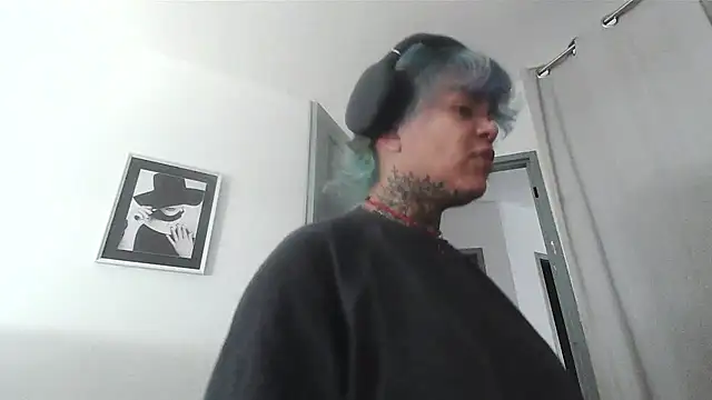 Snapshot of serena__vedette chatting on October 30, 2025, 1:42 pm serena vedette online show from October 30, 2025, 1:42 pm