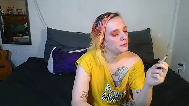 Snapshot of Evelan420 chatting on October 21, 2025, 6:18 pm Evelan420 online show from October 21, 2025, 6:18 pm