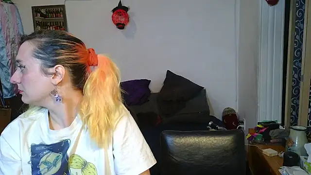 Snapshot of Evelan420 chatting on November 10, 2025, 8:47 pm Evelan420 online show from November 10, 2025, 8:47 pm