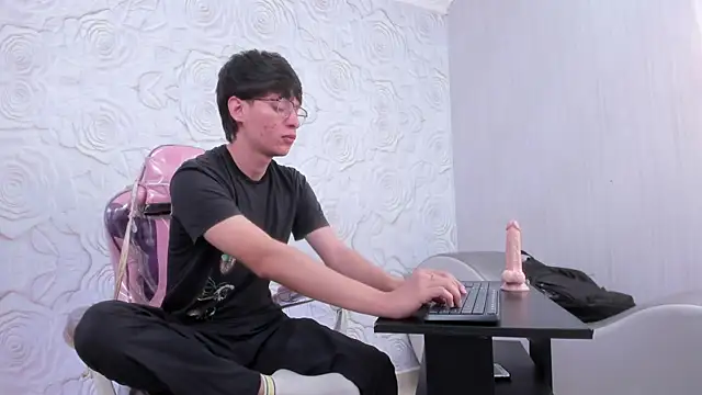 OliverWhite18 online show from March 10, 2025, 1:10 pm