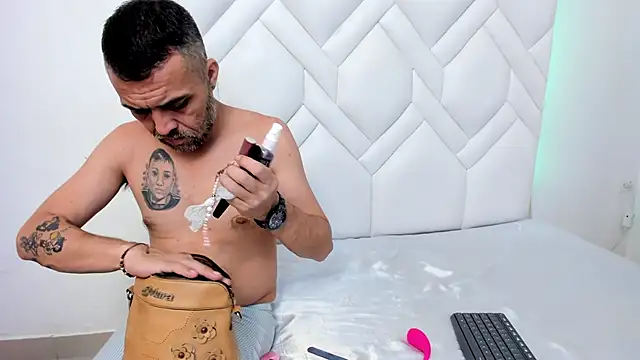 LindaHooker online show from October 9, 2025, 4:35 am