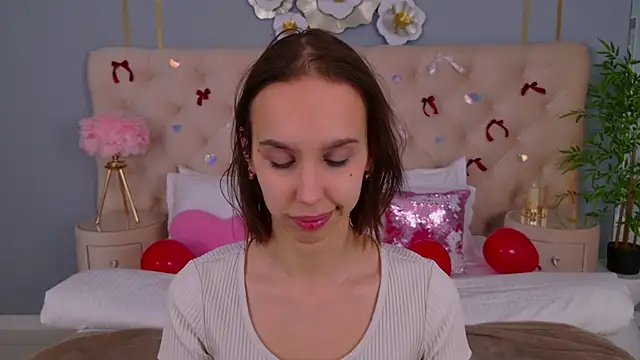 SandraTucker online show from February 9, 2026, 2:53 am