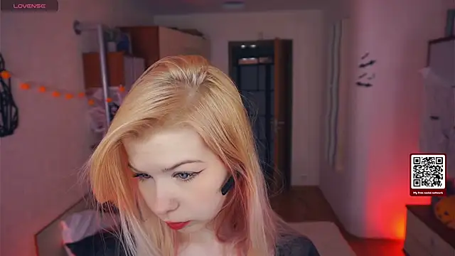 LynetHakes online show from October 30, 2025, 4:22 am