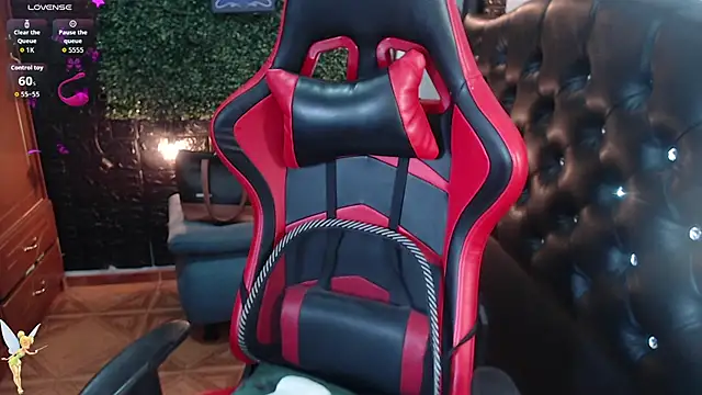 Snapshot of natyk_m chatting on October 13, 2025, 8:43 pm natyk m online show from October 13, 2025, 8:43 pm