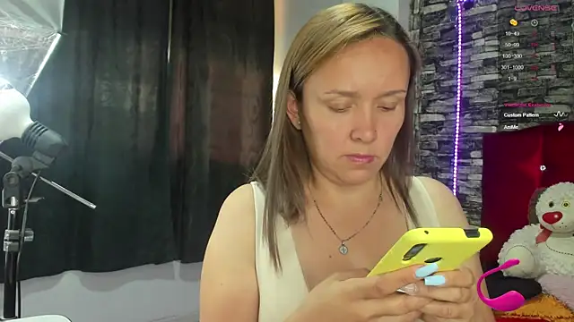 Isabella boom online show from February 5, 2025, 1:00 pm