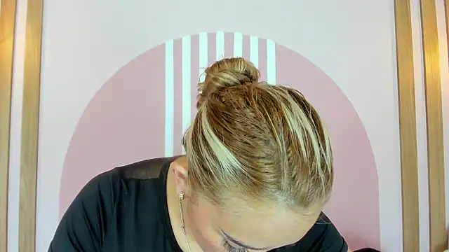 Lannajansen online show from April 8, 2026, 1:34 pm