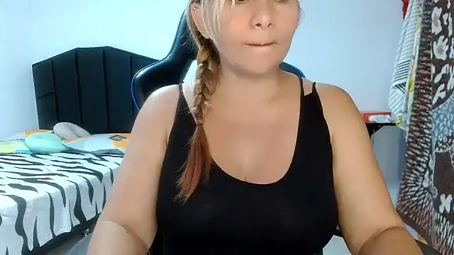 Snapshot of mariana0x chatting on March 19, 2025, 11:25 pm mariana0x online show from March 19, 2025, 11:25 pm