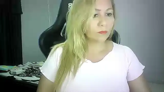 Snapshot of mariana0x chatting on November 10, 2025, 10:48 pm mariana0x online show from November 10, 2025, 10:48 pm