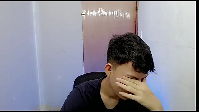 Snapshot of Alexxx_lov chatting on February 18, 2025, 12:17 pm Alexxx lov online show from February 18, 2025, 12:17 pm