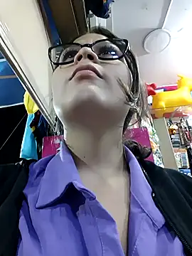 Snapshot of Vale_Saenzz chatting on March 9, 2025, 12:31 am Vale Saenzz online show from March 9, 2025, 12:31 am