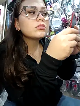 Snapshot of Vale_Saenzz chatting on October 1, 2025, 12:49 am Vale Saenzz online show from October 1, 2025, 12:49 am