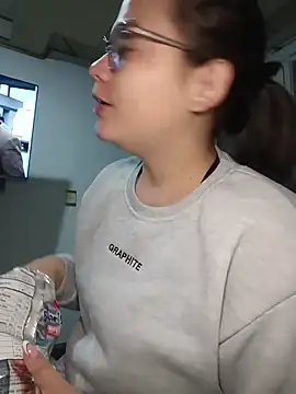 Snapshot of Vale_Saenzz chatting on October 20, 2025, 12:13 am Vale Saenzz online show from October 20, 2025, 12:13 am