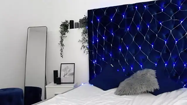 JacquelineElle online show from March 7, 2025, 6:11 pm