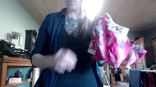 Astrid-Gilbert online show from February 19, 2025, 1:28 pm