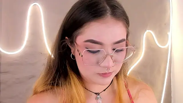 Shanntal  online show from March 4, 2026, 7:43 pm