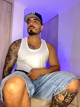 Snapshot of LeandroRusso chatting on November 5, 2025, 1:42 am LeandroRusso online show from November 5, 2025, 1:42 am