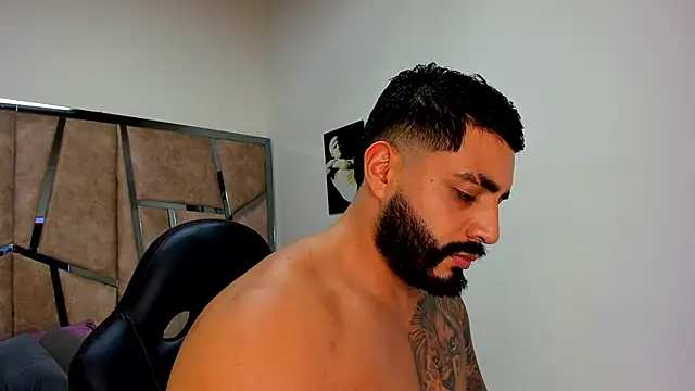 Snapshot of LeandroRusso chatting on March 12, 2025, 12:53 am LeandroRusso online show from March 12, 2025, 12:53 am