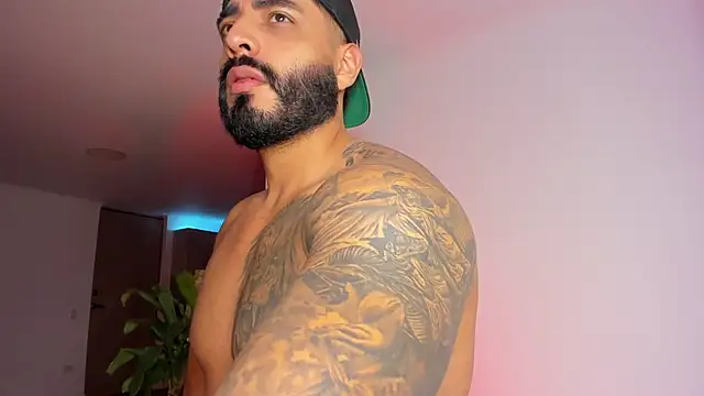 Snapshot of LeandroRusso chatting on March 18, 2025, 2:29 am LeandroRusso online show from March 18, 2025, 2:29 am