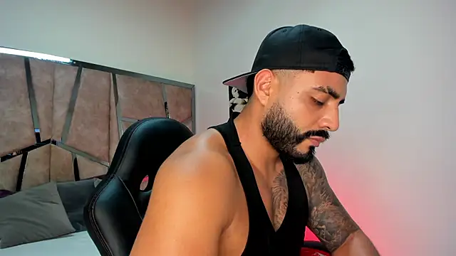 Snapshot of LeandroRusso chatting on February 23, 2025, 2:07 am LeandroRusso online show from February 23, 2025, 2:07 am