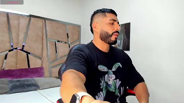 Snapshot of LeandroRusso chatting on February 18, 2025, 8:03 pm LeandroRusso online show from February 18, 2025, 8:03 pm