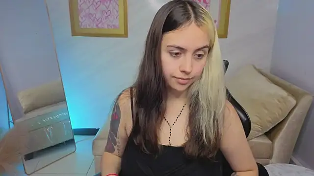 Snapshot of Hela_v chatting on November 27, 2025, 7:58 pm Hela v online show from November 27, 2025, 7:58 pm