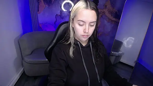 Snapshot of Hela_v chatting on November 8, 2025, 12:42 pm Hela v online show from November 8, 2025, 12:42 pm