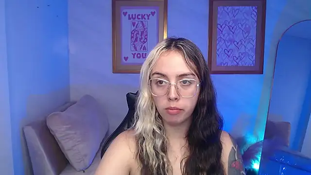 Snapshot of Hela_v chatting on November 24, 2025, 8:09 pm Hela v online show from November 24, 2025, 8:09 pm